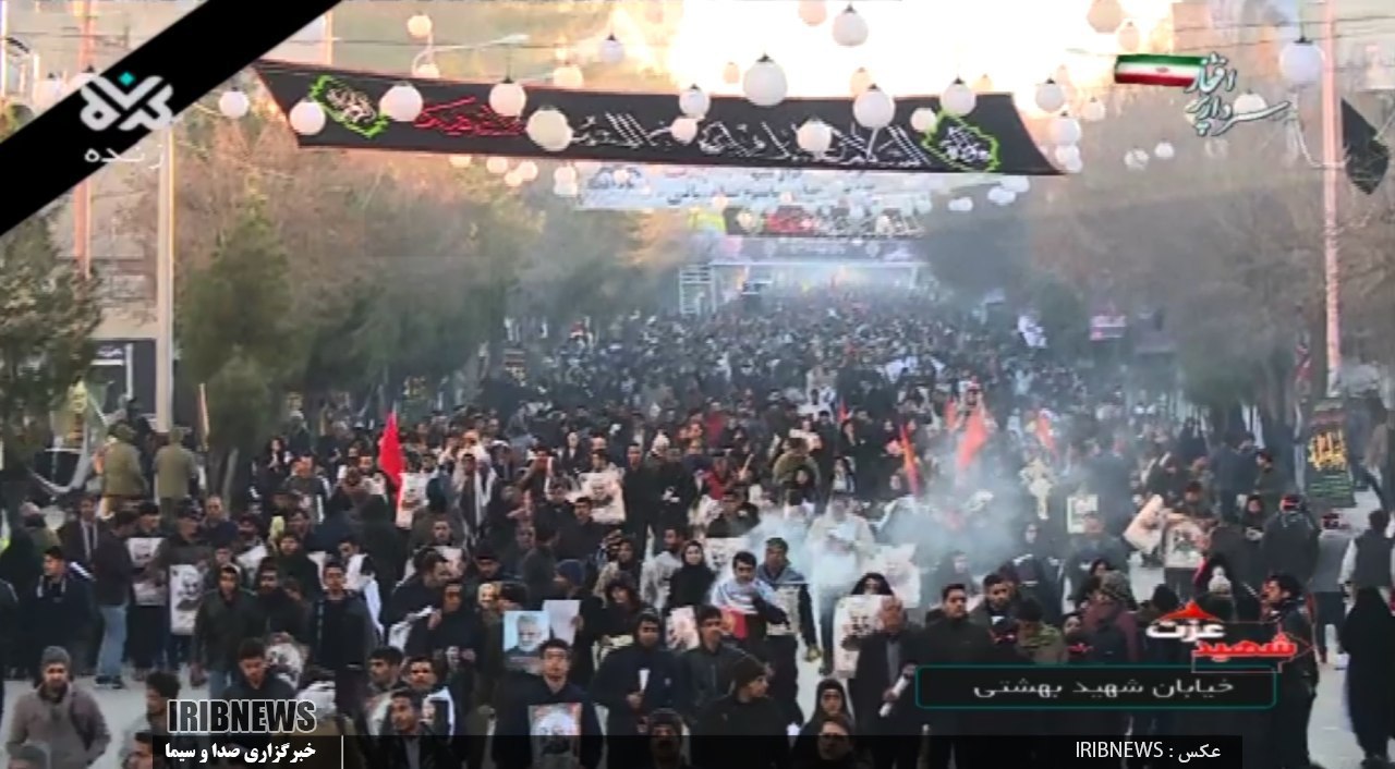 سیل خروشان جمعیت در مسیر تشییع شهید سلیمانی