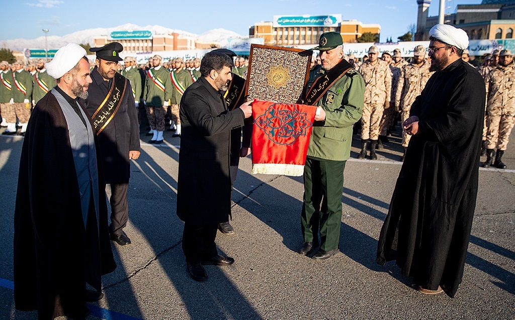 اهدای پرچم مسجد جمکران به دانشگاه امام حسین (ع)