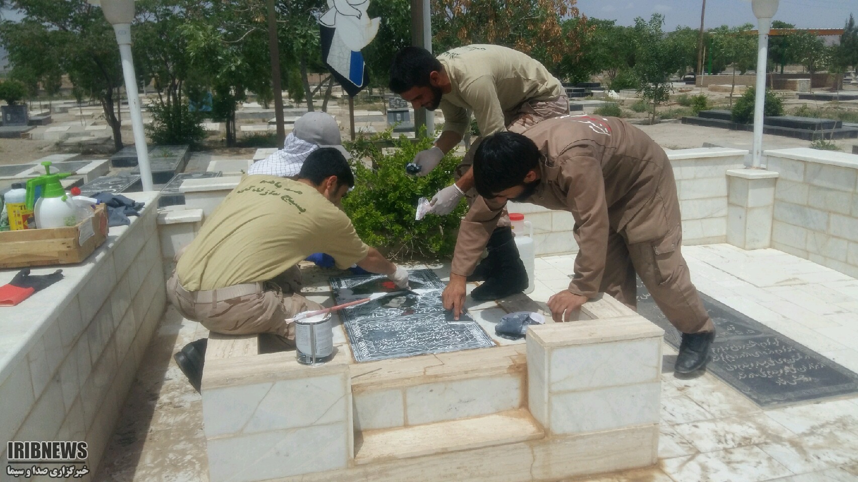 همت جوانان جهادگر برای حفظ سنگ گلزار شهدا