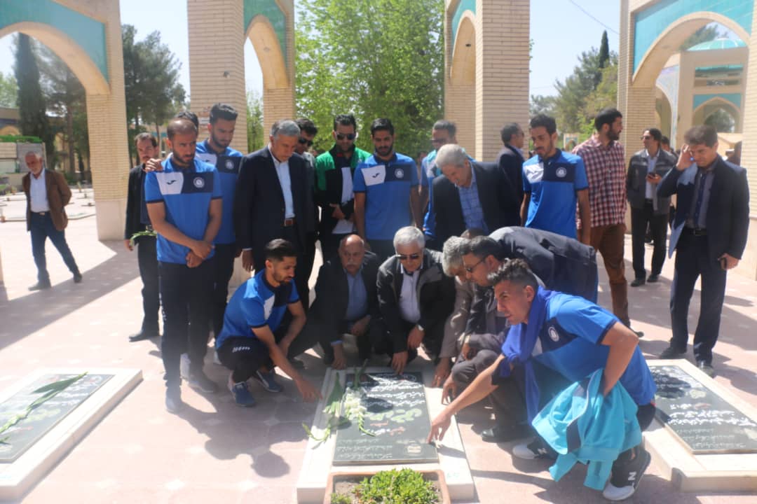 تجدید میثاق بازیکنان تیم فوتبال گل گهرسیرجان با شهدا تجدید میثاق بازیکنان تیم فوتبال گل گهرسیرجان با شهدا