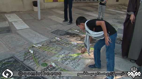 در گرامیداشت هفته دفاع مقدس مزار نورانی شهدای استان قم گلباران شد.