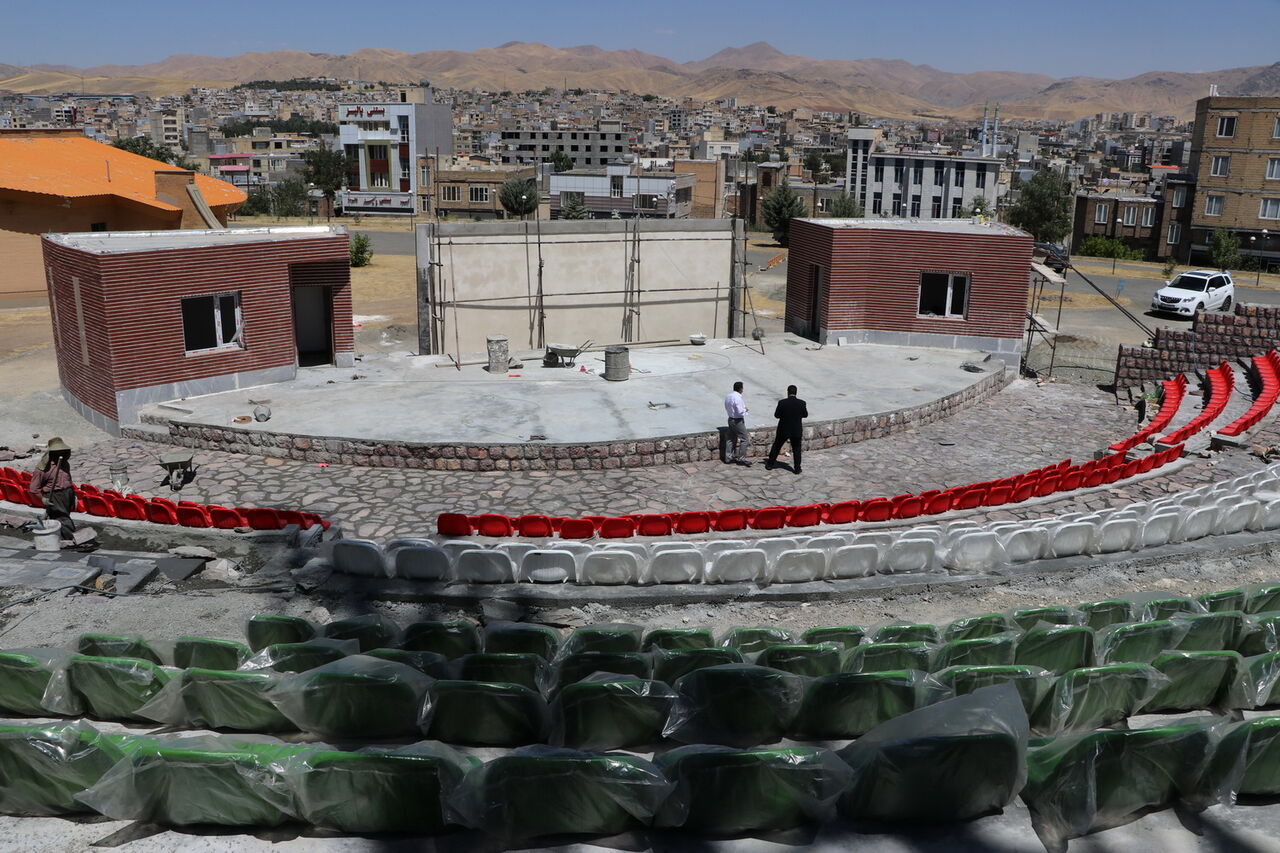 بزرگترین آمفی تئاتر روباز غرب کشور در کامیاران افتتاح شد