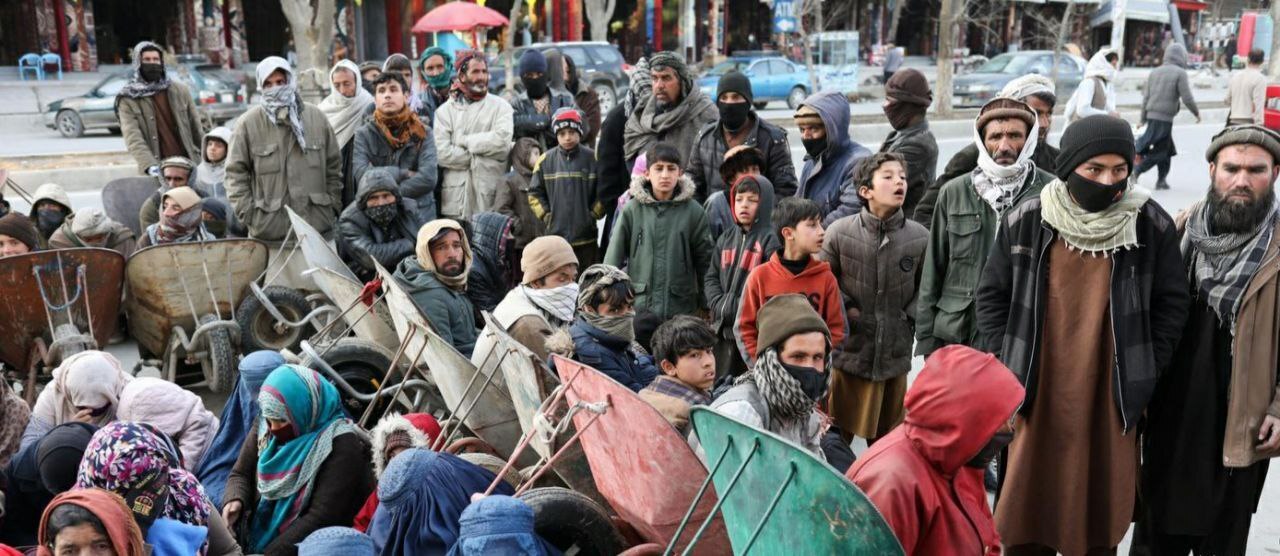 یک سوم مردم افغانستان با گرسنگی دست و پنجه نرم می‌کنند