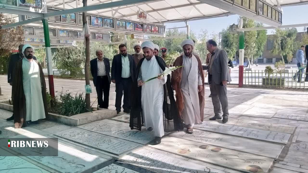 غبار روبی گلزار شهدای علی بن جعفر (ع)  قم همزمان با هفته دفاع مقدس