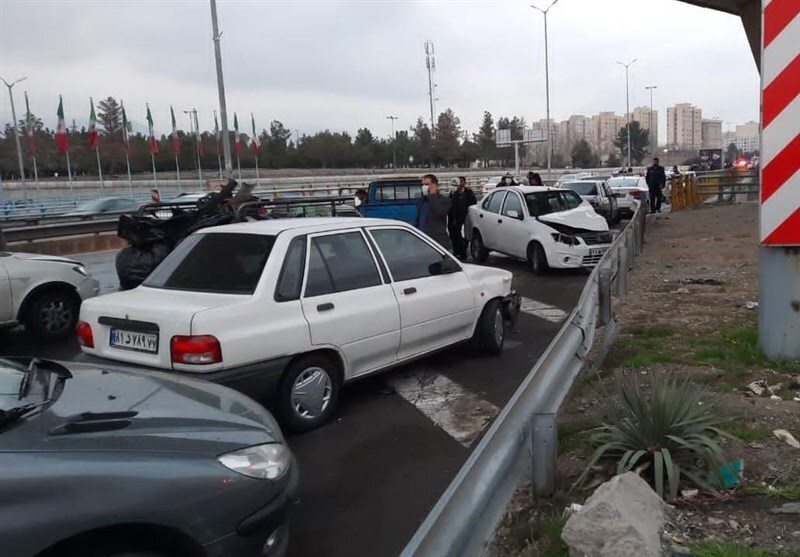 تصادف زنجیره‌ای در آزادراه تهران - کرج با ۱۲ مصدوم