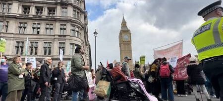 موج انتقادها از اقدام دولت انگلیس در قطع کمکها به معلولان و نیازمندان موج انتقادها از اقدام دولت انگلیس در قطع کمکها به معلولان و نیازمندان