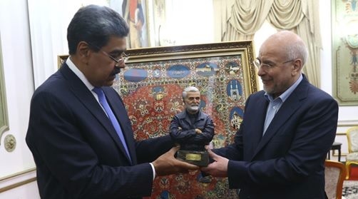 هدیه خانواده شهید سلیمانی برای رئیس جمهور ونزوئلا