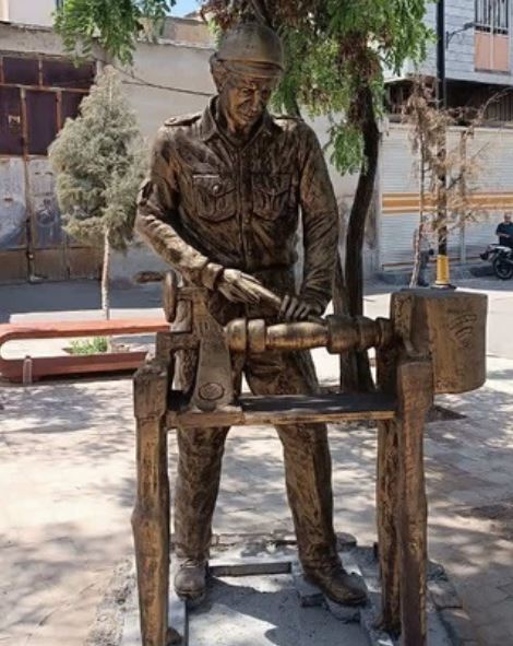 ***/ نصب دو نماد صنایع‌دستی در بازار تاریخی بروجرد