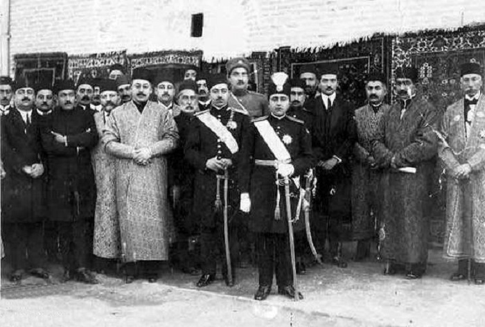 از چاله به چاه؛ روایتی از نهم آبان سالروز انقراض قاجاریه و آغاز حکومت پهلوی از چاله به چاه؛ روایتی از نهم آبان سالروز انقراض قاجاریه و آغاز حکومت پهلوی