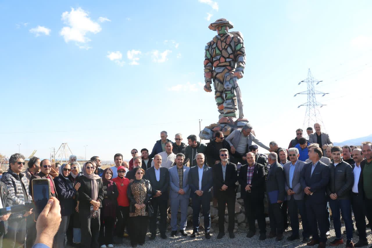 نصب و رونمایی تندیس کوهنورد در بلوار کوهنورد کاشان نصب و رونمایی تندیس کوهنورد در بلوار کوهنورد کاشان