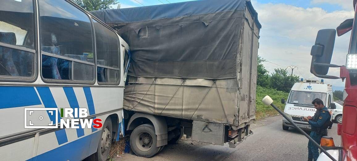 تلاش موفق آتش نشانان شهر باران برای نجات ۲ مصدوم حادثه تصادف