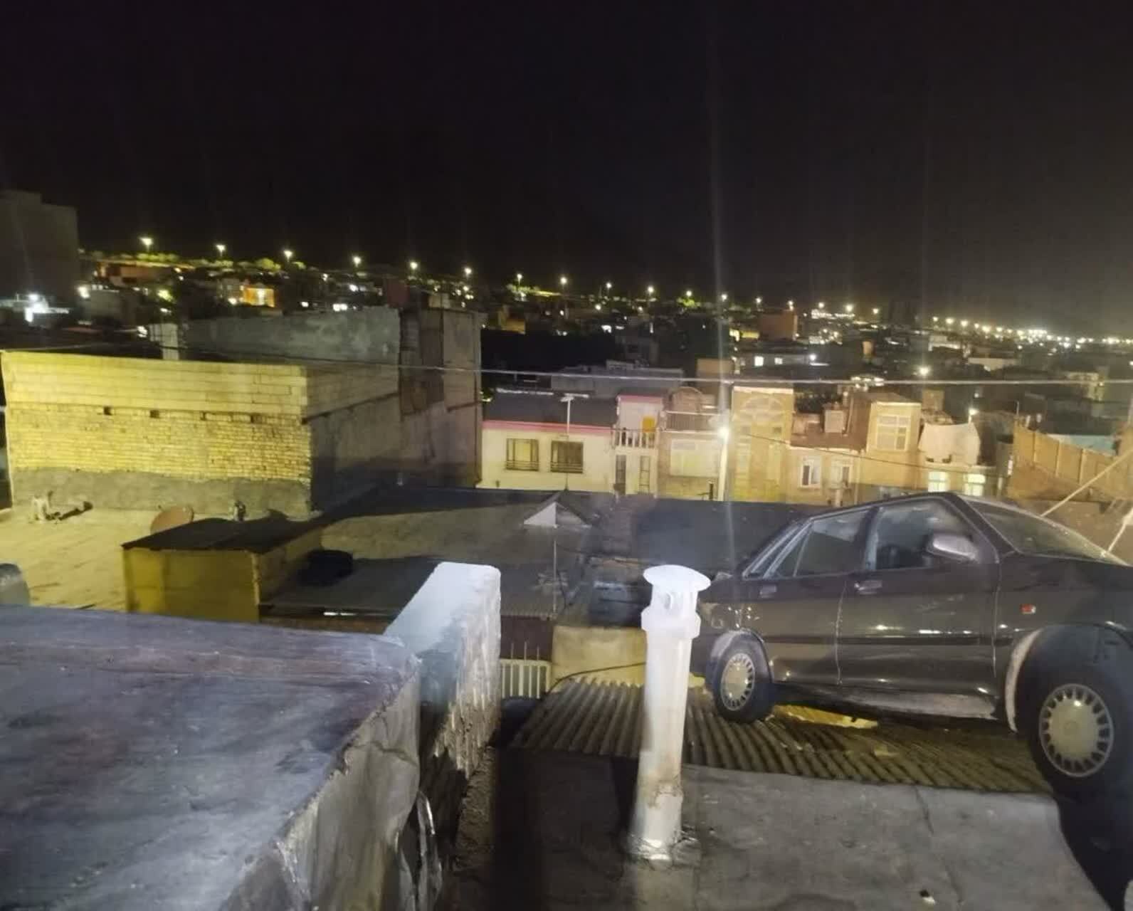 پرواز پراید بر فراز بام یک منزل مسکونی