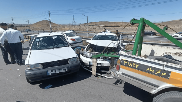 نجات سه فرد محبوس شده در حادثه رانندگی در مشهد